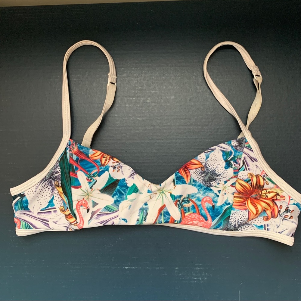 Sports bra with tropical print